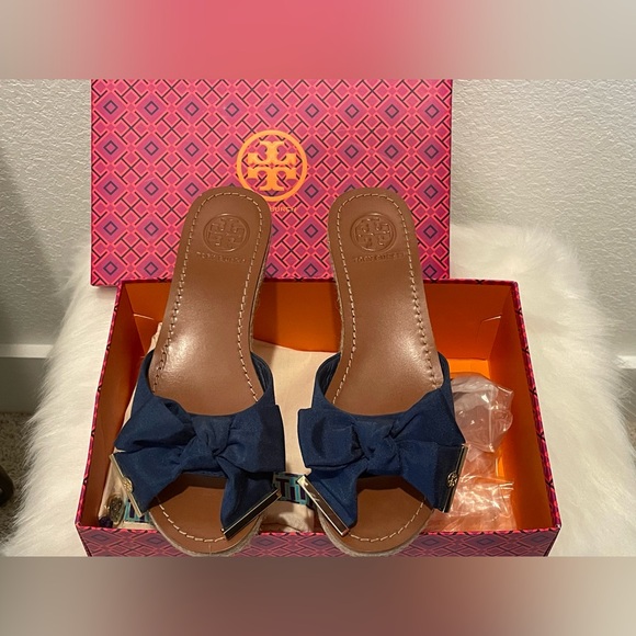 Tory Burch navy sandal! Dust bag included & never used! - Picture 2 of 5